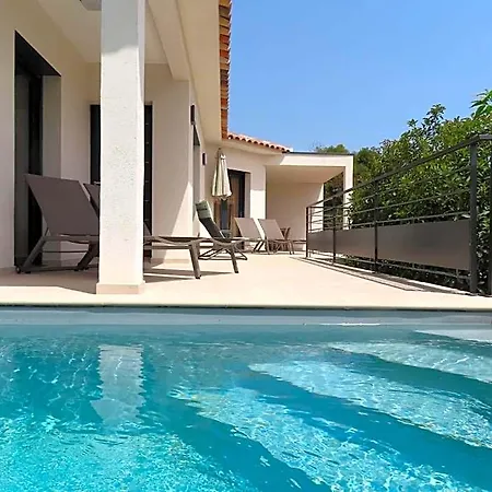 Les De La U Veniqui Hotel 4*